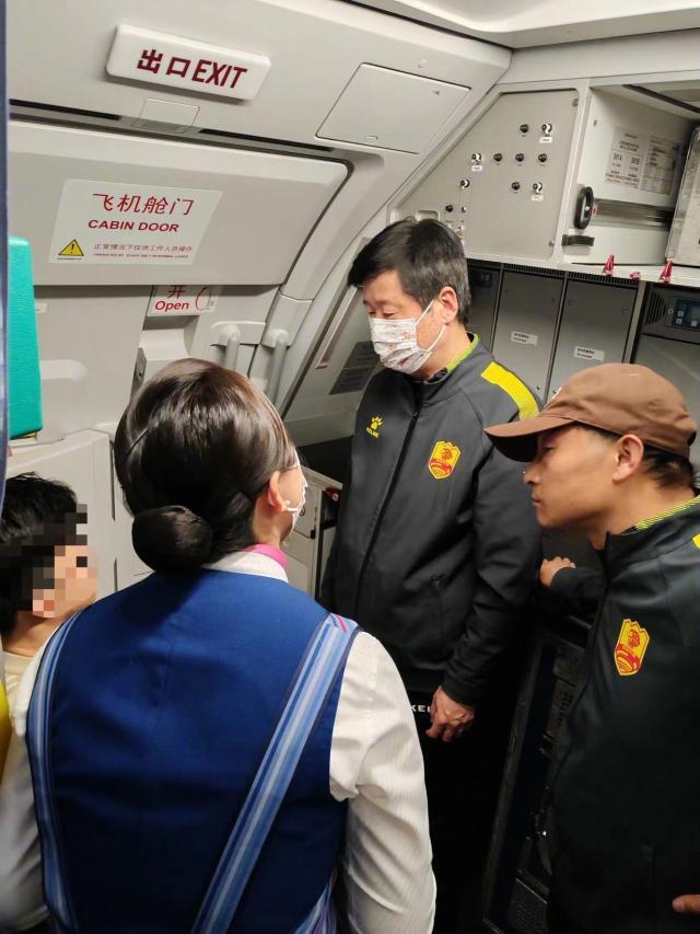 同机乘客突发身体不适 青岛红狮队医出手相救