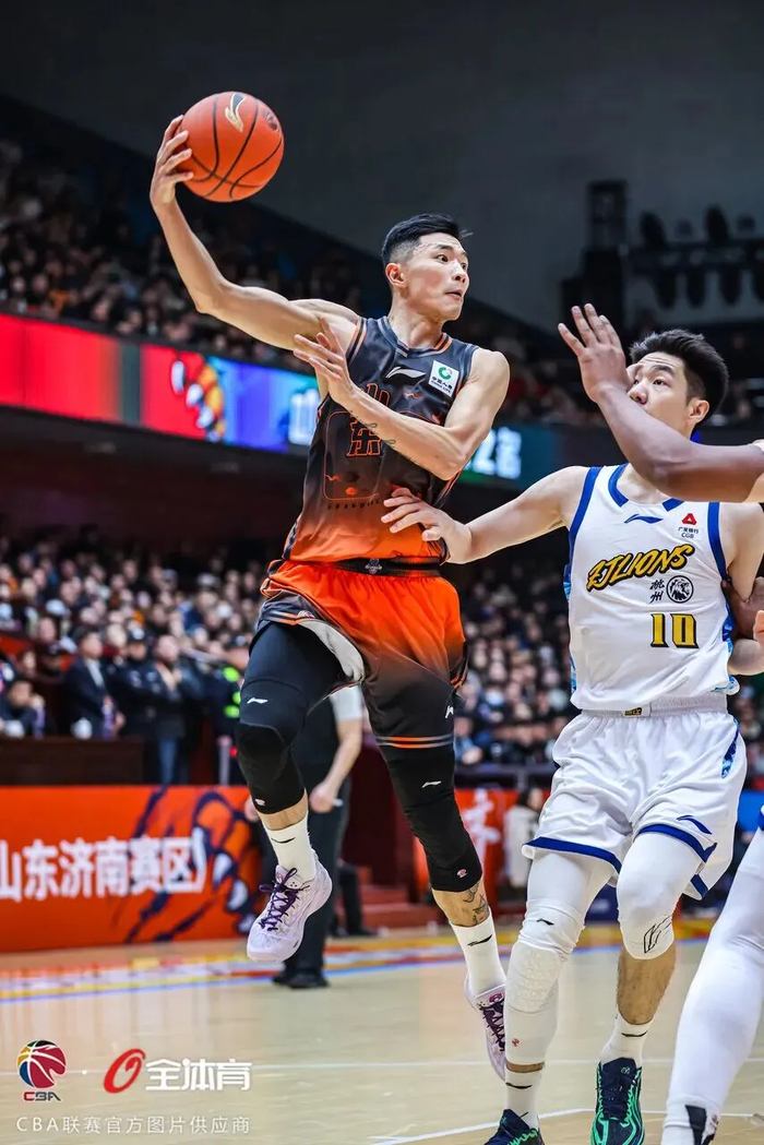开云-球迷的呐喊与球队的蜕变：山东男篮主场战胜广厦背后的深层逻辑|山东队|浙江广厦|卫冕冠军|易建联|丁彦雨航_新浪体育_新浪新闻