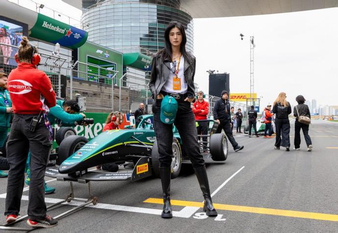 赵丽娜走进F1现场,与库特哈德、维伦纽夫畅聊退役生活